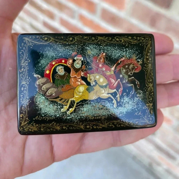 Vintage Russian Painted Lacquer Hinged Lid Box Red Interior - Picture 1 of 4